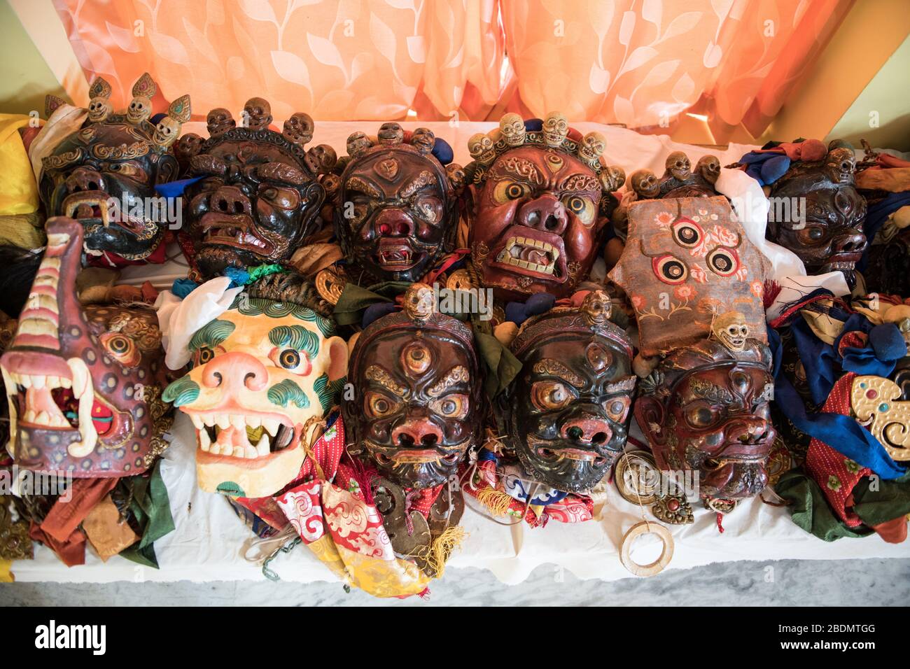 Masques Cham, utilisés pendant une danse Cham, exécutés pendant le nouvel an  tibétain Losar, dans la colonie tibétaine de Gurupura, Karnataka, dans le  sud de l'Inde Photo Stock - Alamy