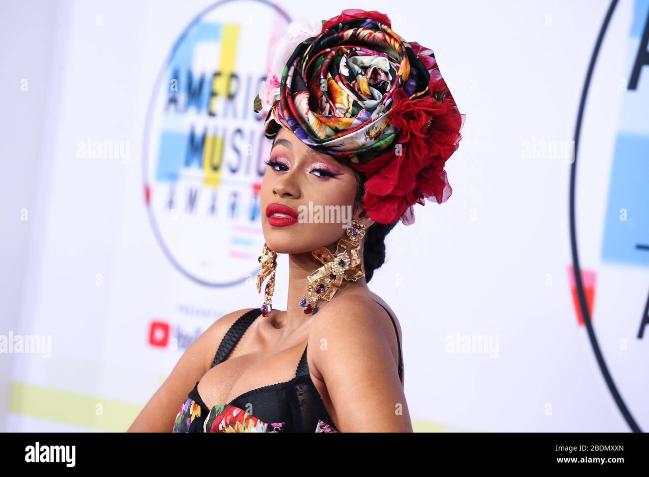 (DOSSIER) Cardi B et Fashion Nova donnent 1 000 $ par heure en raison de la pandémie de Coronavirus COVID-19. Fashion Nova et Cardi B font don de 1 000 $ par heure pour les 42 prochains jours jusqu'à ce qu'ils aient donné 1 million de dollars à ceux qui sont touchés par la pandémie de coronavirus. LOS ANGELES, CALIFORNIE, États-Unis - OCTOBRE 09: Le rappeur Cardi B (Belcalis Marlenis Almanzar) portant une robe Dolce et Gabbana, stylisée par Kollin carter arrive au prix de musique américain 2018 tenu au Microsoft Theatre L.A. Vivre le 9 octobre 2018 à Los Angeles, Californie, États-Unis. (Photo de Xavier Collin/image Press Agency) Banque D'Images