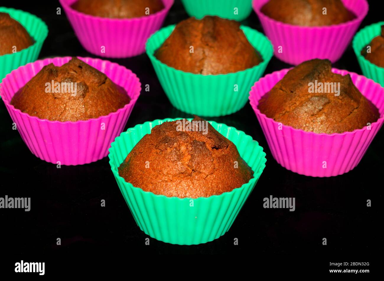 Cupcakes au chocolat avec une délicieuse croûte sur fond noir closeup Banque D'Images