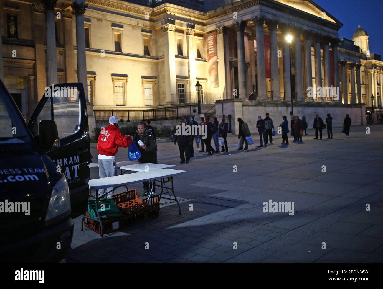 Le service mobile de sensibilisation Nishkam SWAT (Sikh Welfare & Awareness Team) sert des repas chauds et des boissons aux sans-abri et moins chanceux de leur van à Trafalgar Square, Londres, alors que le Royaume-Uni continue de se verrouiller pour aider à freiner la propagation du coronavirus. Banque D'Images