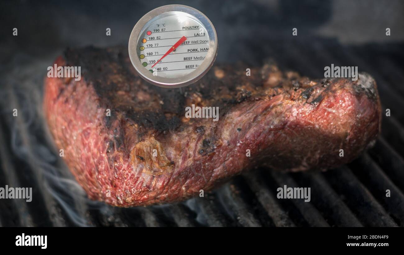 Gros plan isolé d'une délicieuse viande de boeuf Picanha pain rôtis sur un gril chaud avec un thermomètre - Israël Banque D'Images