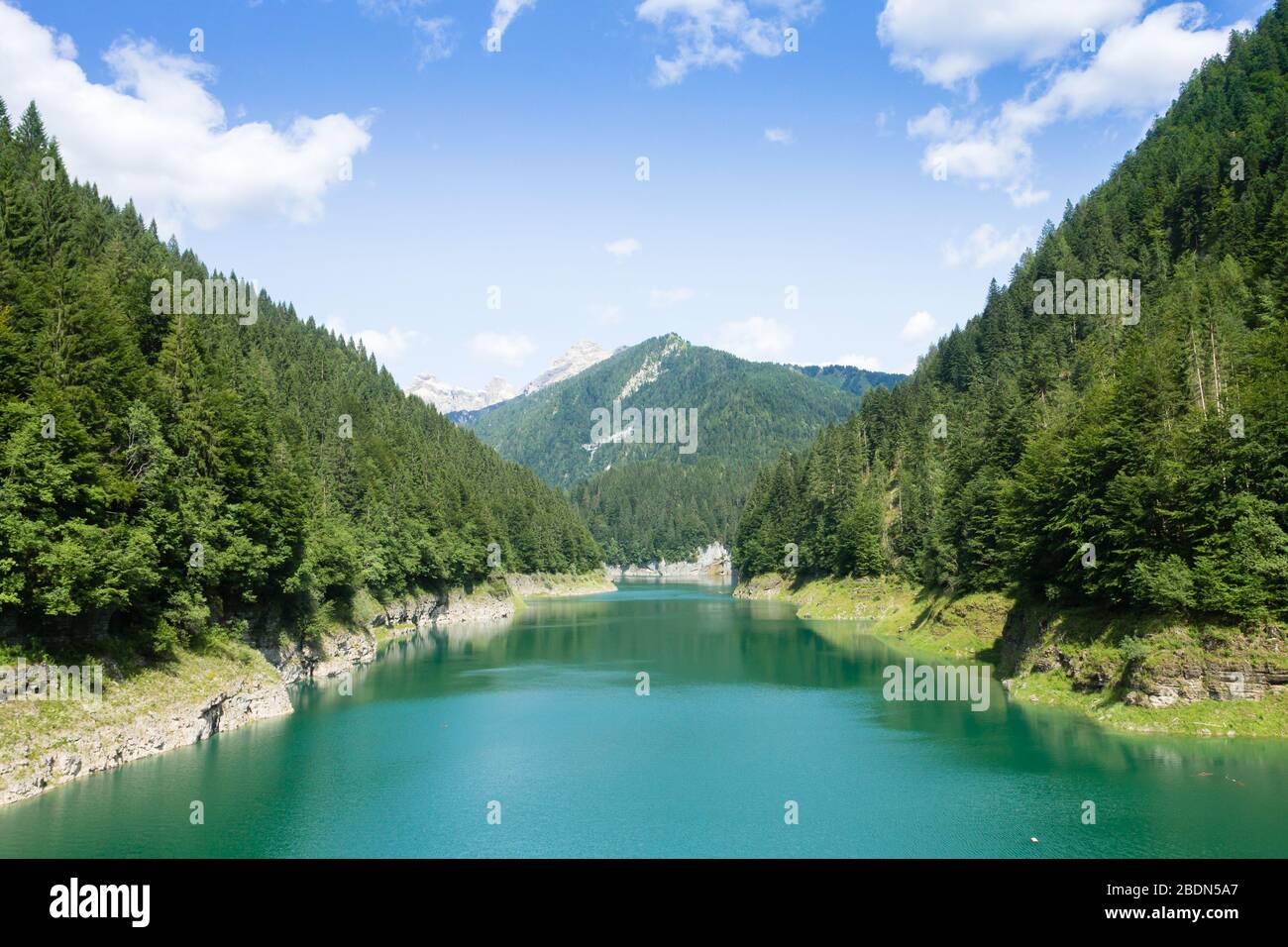 Val Noana lac artificiel, Mezzano, Italie. Paysage de montagne. Lac de l'eau verte Banque D'Images