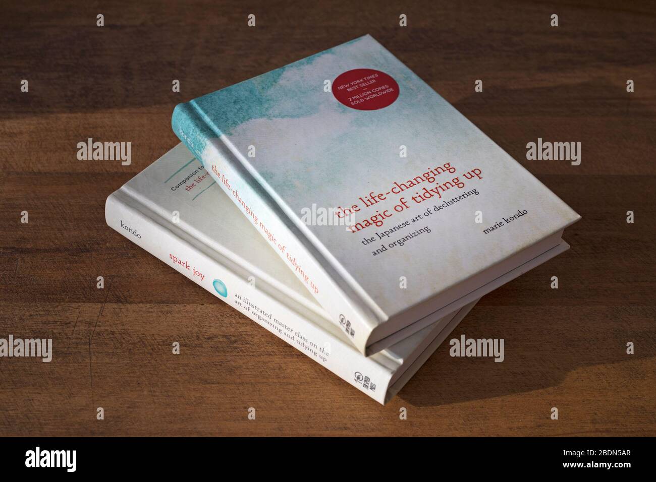 Livres par l'expert de l'organisation à domicile Marie Kondo: La magie de la vie-changeante de la dîme vers le haut: L'art japonais de la déluttering et l'organisation, et Spark Joy Banque D'Images
