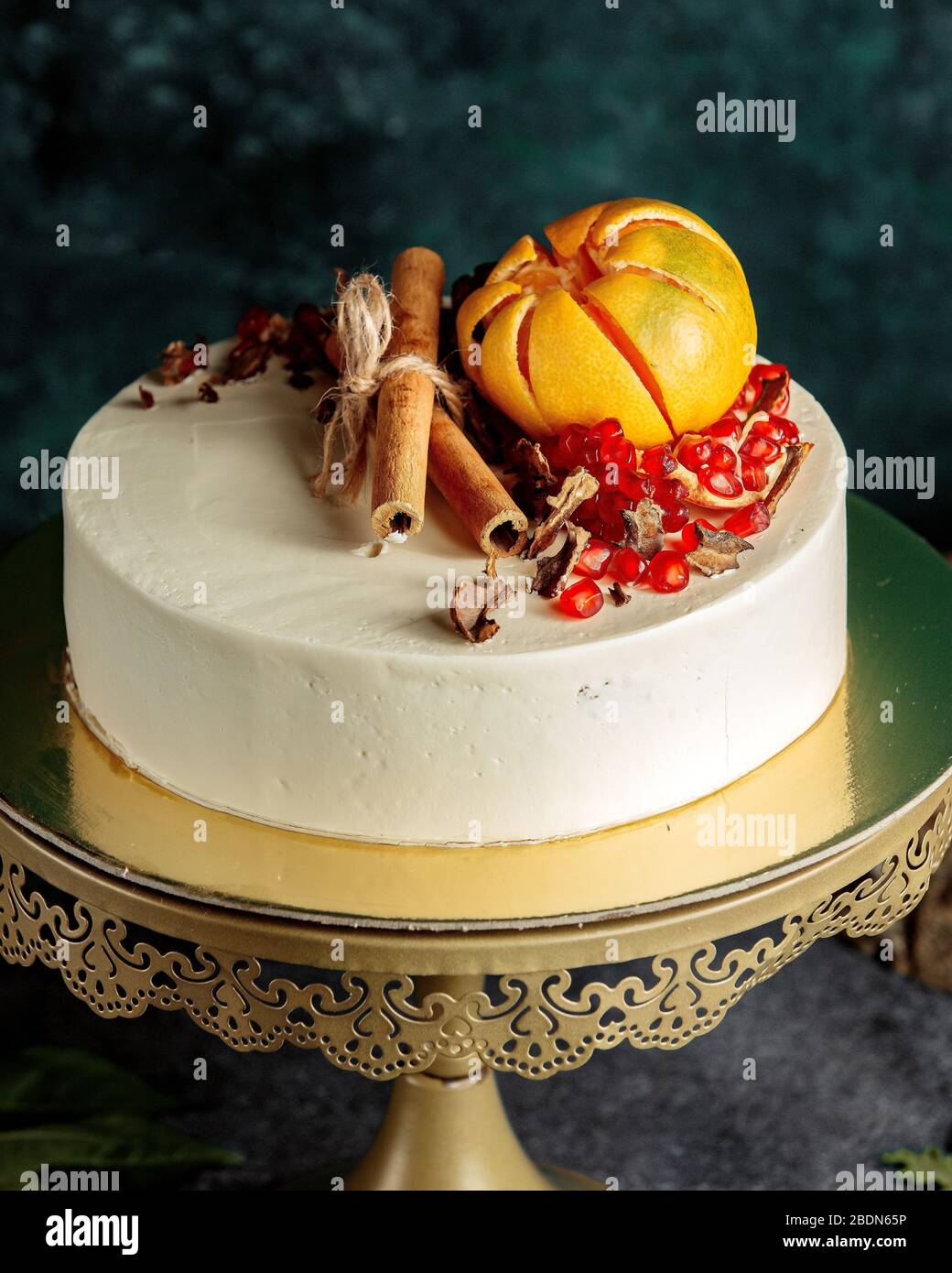 Gateau Recouvert De Creme Blanche Et De Grenade De Batonnets De Pamplemousse Et De Cannelle Photo Stock Alamy
