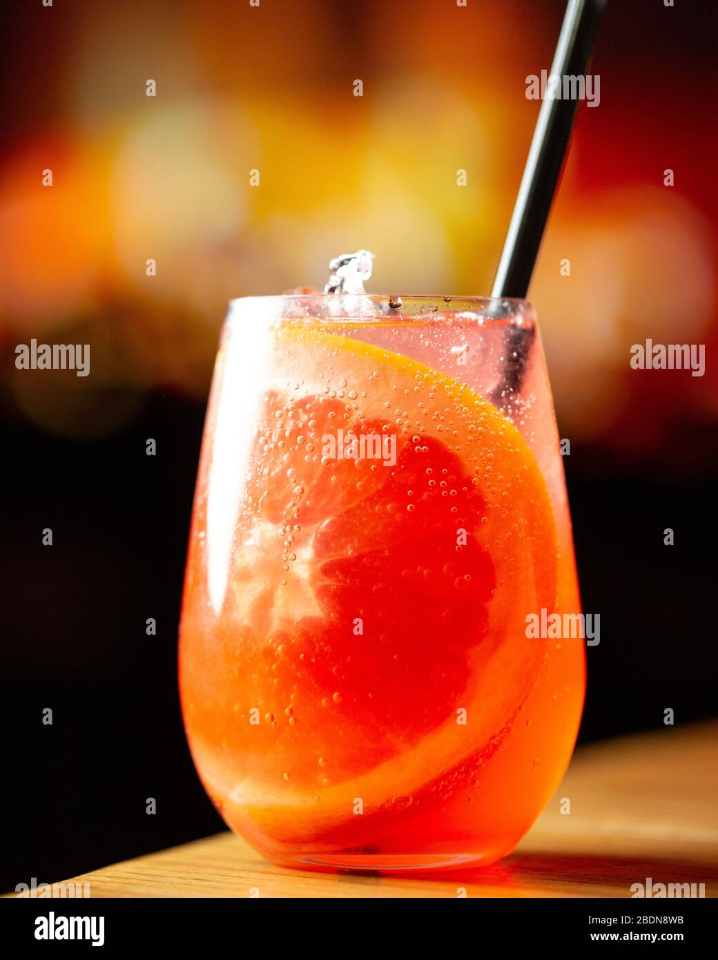 un coctail rafraîchissant avec une tranche d'orange Banque D'Images