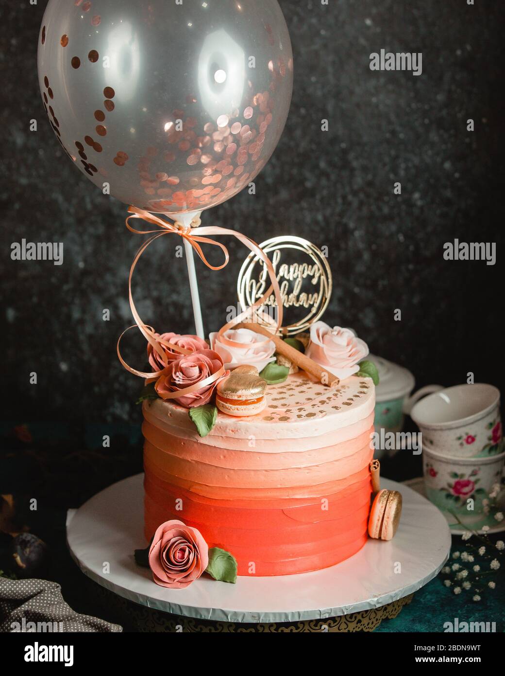 Gateau D Anniversaire Avec Roses Creme Et Macarons Photo Stock Alamy Gateau D Anniversaire Avec Roses Creme Et Macarons Photo Stock Alamy