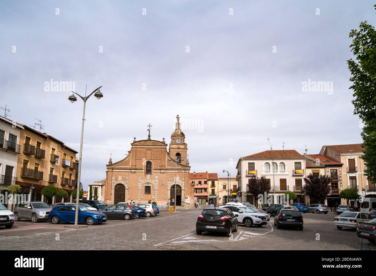 Plaza del Arrabal avec église Santo Domingo à Arévalo, Castille et León, Espagne Banque D'Images