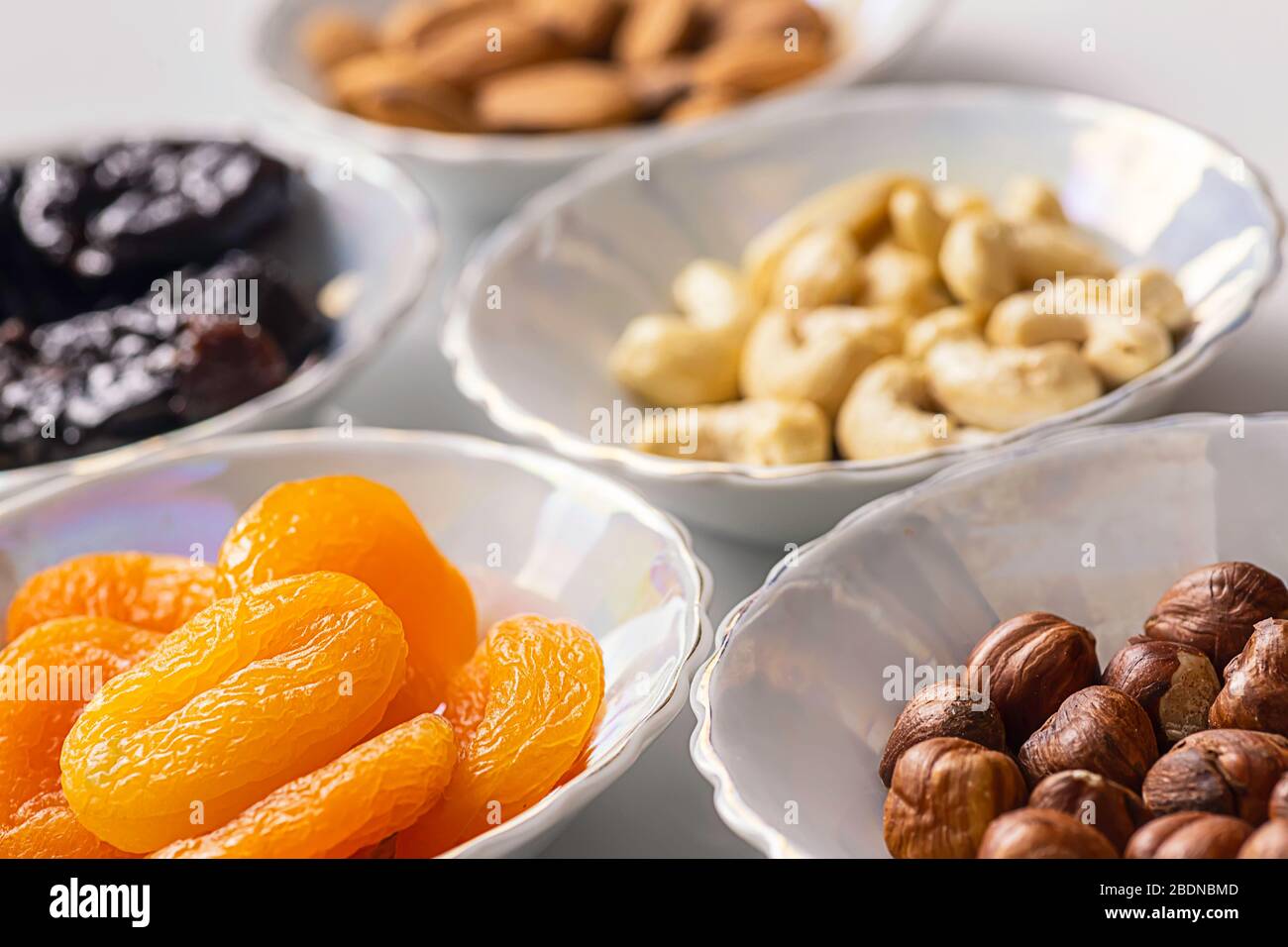 Fruits secs abricots et pruneaux, noix et amandes diverses en plaques de gros plan Banque D'Images