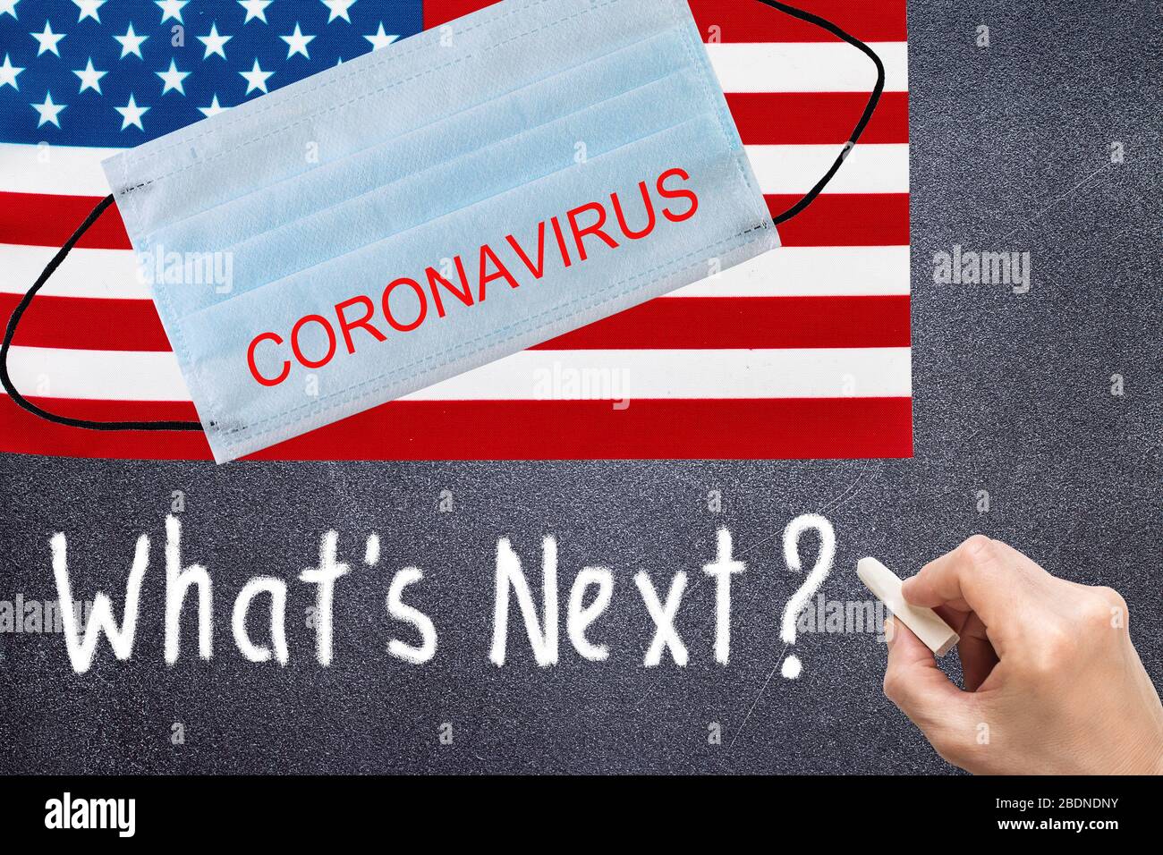 Drapeau des Etats-Unis avec masque jetable et inscription DE CORONAVIRUS. Épidémie de coronavirus COVID-19 aux États-Unis d'Amérique. Coronavirus COVID-19 mondial Banque D'Images