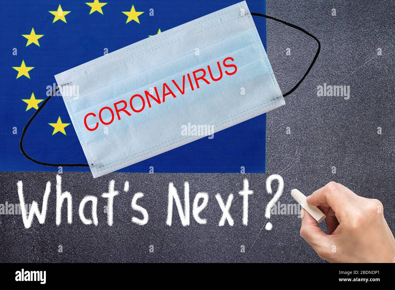 Drapeau syndical européen avec masque jetable et inscription AU CORONAVIRUS. Épidémie de coronavirus COVID-19 aux États-Unis d'Amérique. COVID-19 cor Banque D'Images