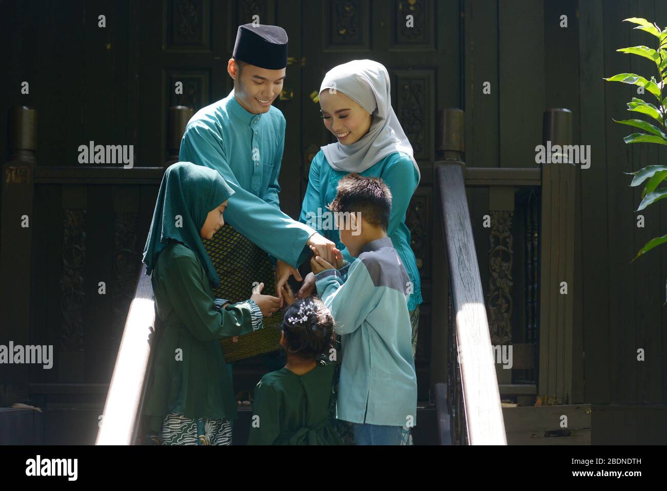 Accueil de la famille musulmane, concept Hari Raya Eid Al-Fitr. Banque D'Images