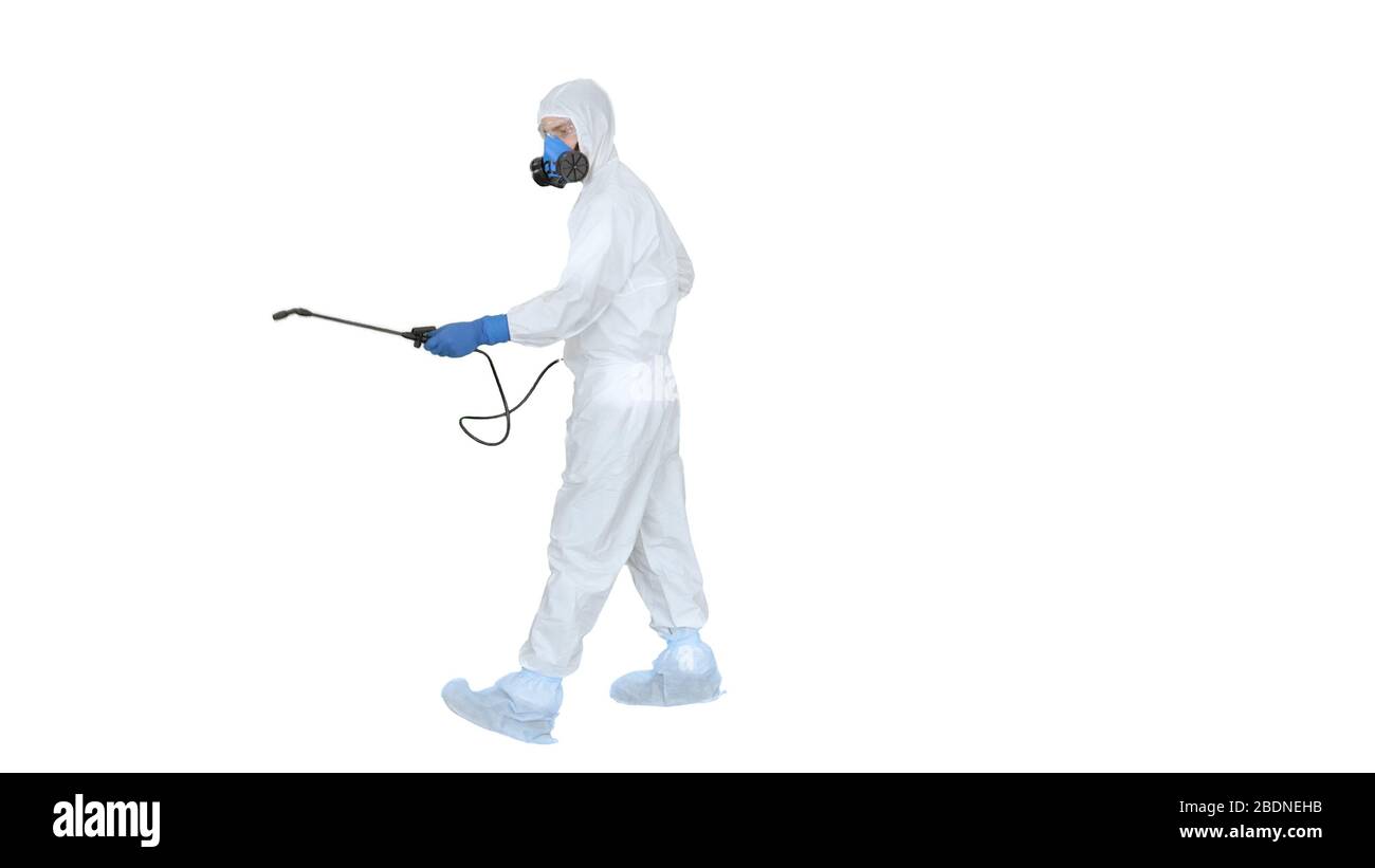 Virologue en uniforme de protection marche et désinfection de c Banque D'Images