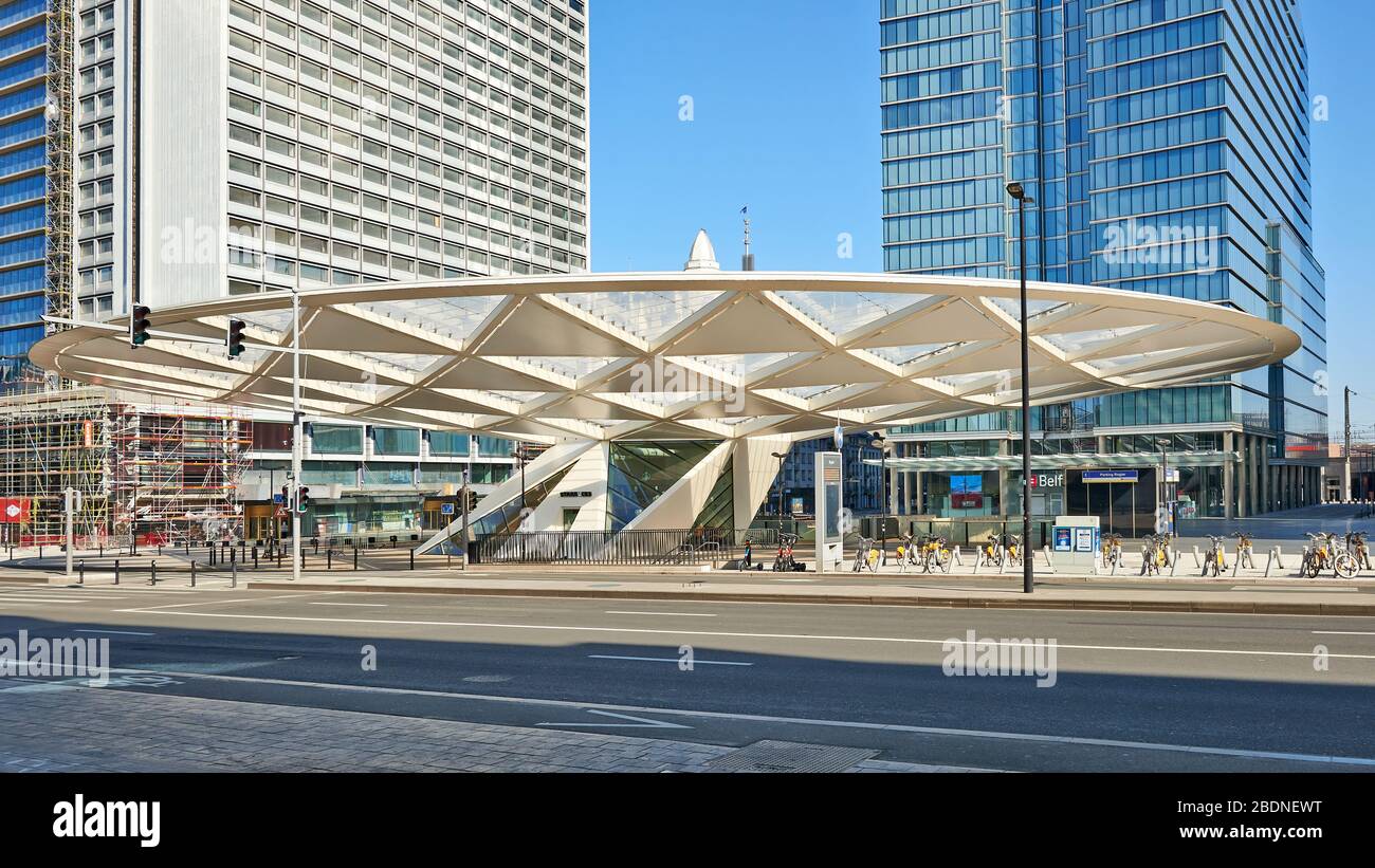 Bruxelles, Belgique - 05 avril 2020: La place Rogier à Bruxelles sans peuple et pendant la période de confinement. Banque D'Images