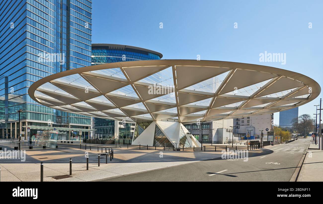 Bruxelles, Belgique - 05 avril 2020: La place Rogier à Bruxelles sans peuple et pendant la période de confinement. Banque D'Images