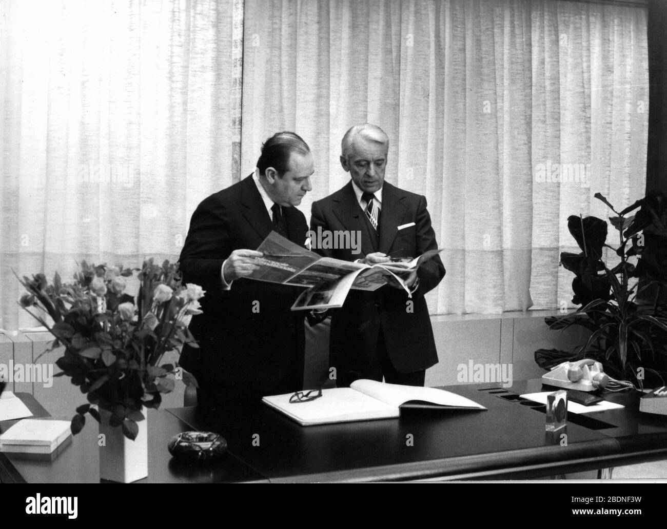 Le Premier ministre français Raymond barre, cérémonie d'ouverture officielle du bâtiment COURLY (Communauté urbaine de Lyon), Lyon, 1977, France Banque D'Images