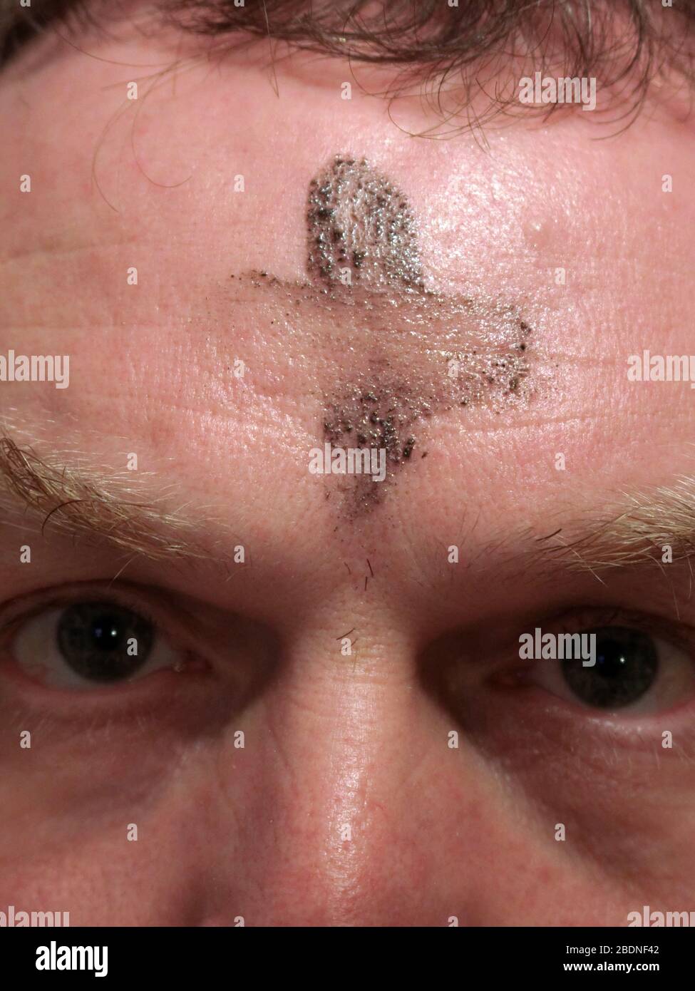 Homme chrétien caucasien d'âge moyen avec Ash mercredi Ashes sur son front marquant le début du Carême Banque D'Images