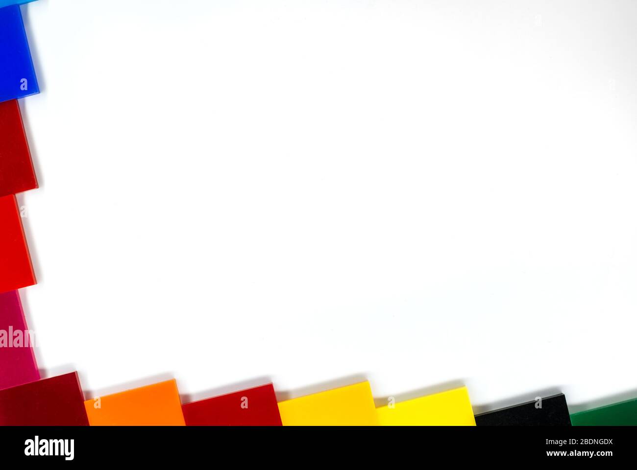 Cadre partiel en mousse de couleur acrylique moulé sur fond blanc, vue du dessus Banque D'Images