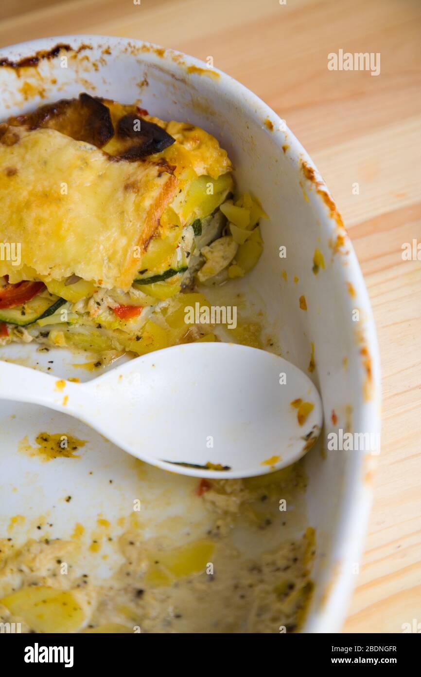 Restes d'une lasagna végétarienne dans un plat de cuisson Banque D'Images