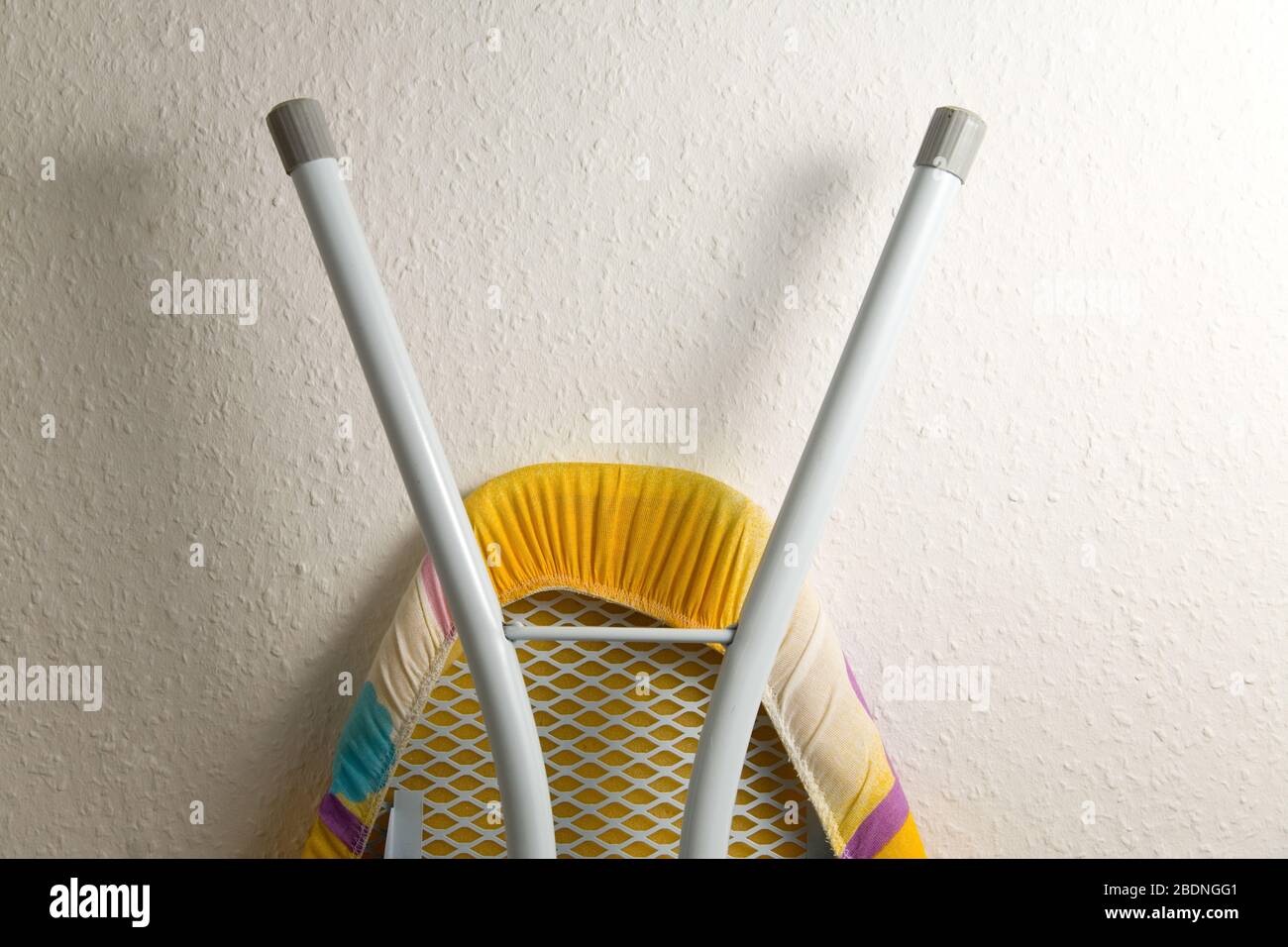 Planche à repasser penchée contre un mur plié Banque D'Images