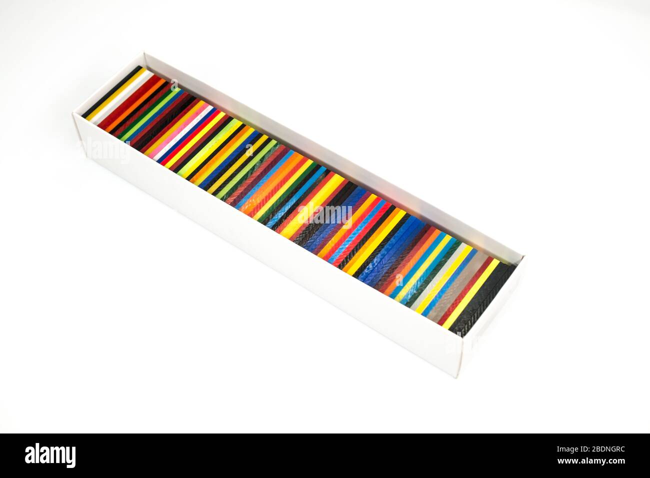 boîte blanche avec plaques de plexiglas colorées sur fond blanc Banque D'Images