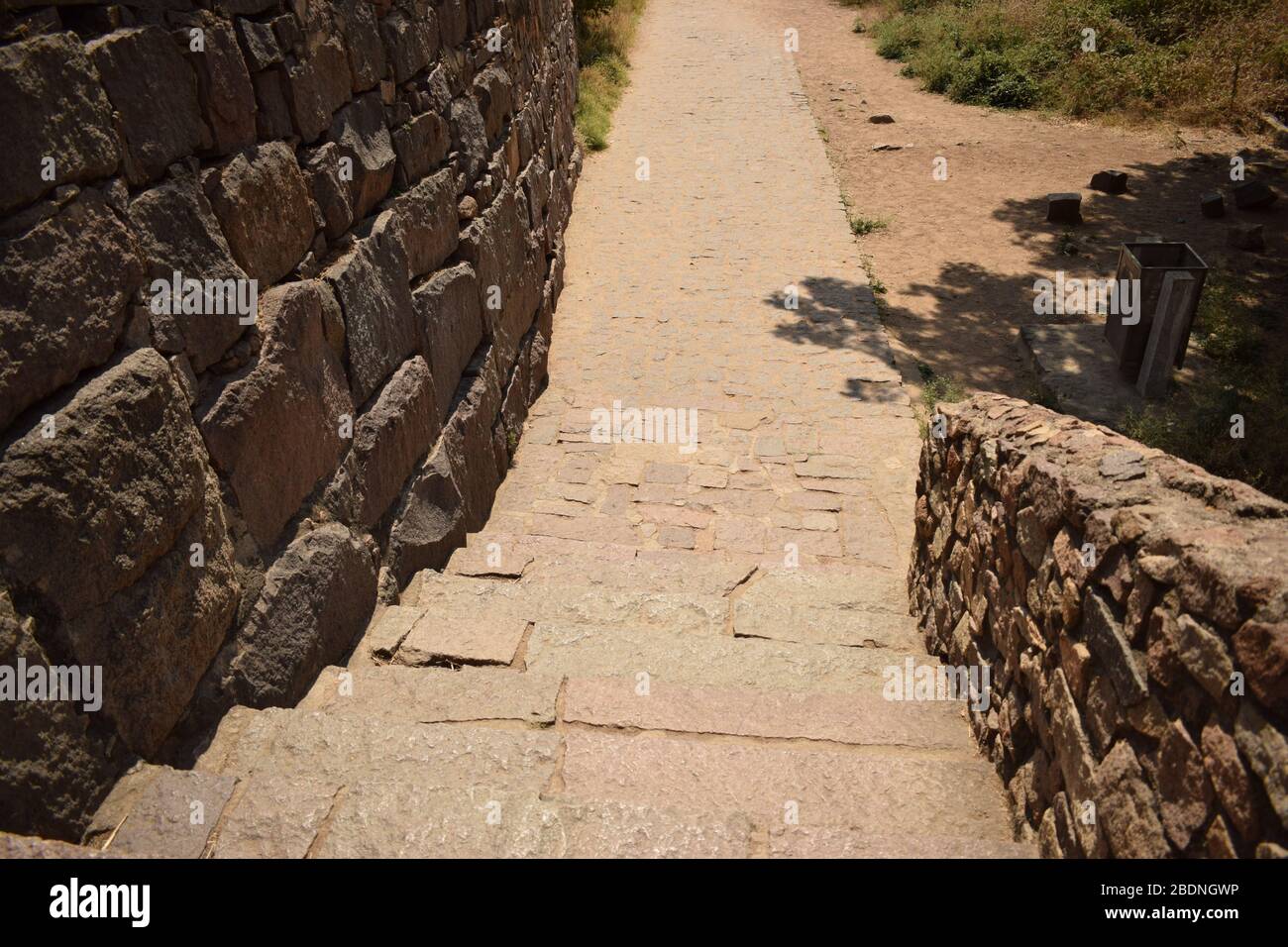 Le bloc de pierre marche le chemin dans l'image de photographie de parc/fort stock Banque D'Images