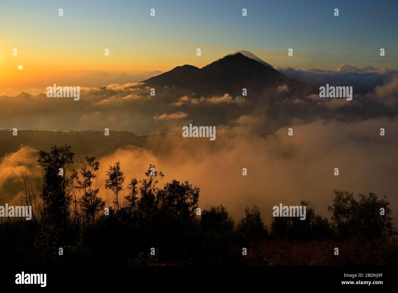 Vue panoramique des nuages et de la brume au lever du soleil du haut du mont Batur (Kintamani volcan), Bali, Indonésie Banque D'Images