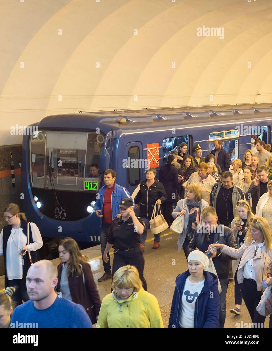 SAINT PETERSBURG, Russie - le 11 juillet 2019 : foule de gens en métro train à la plate-forme de station métropolitaine bolchevik, Saint Petersburg, Russie Banque D'Images