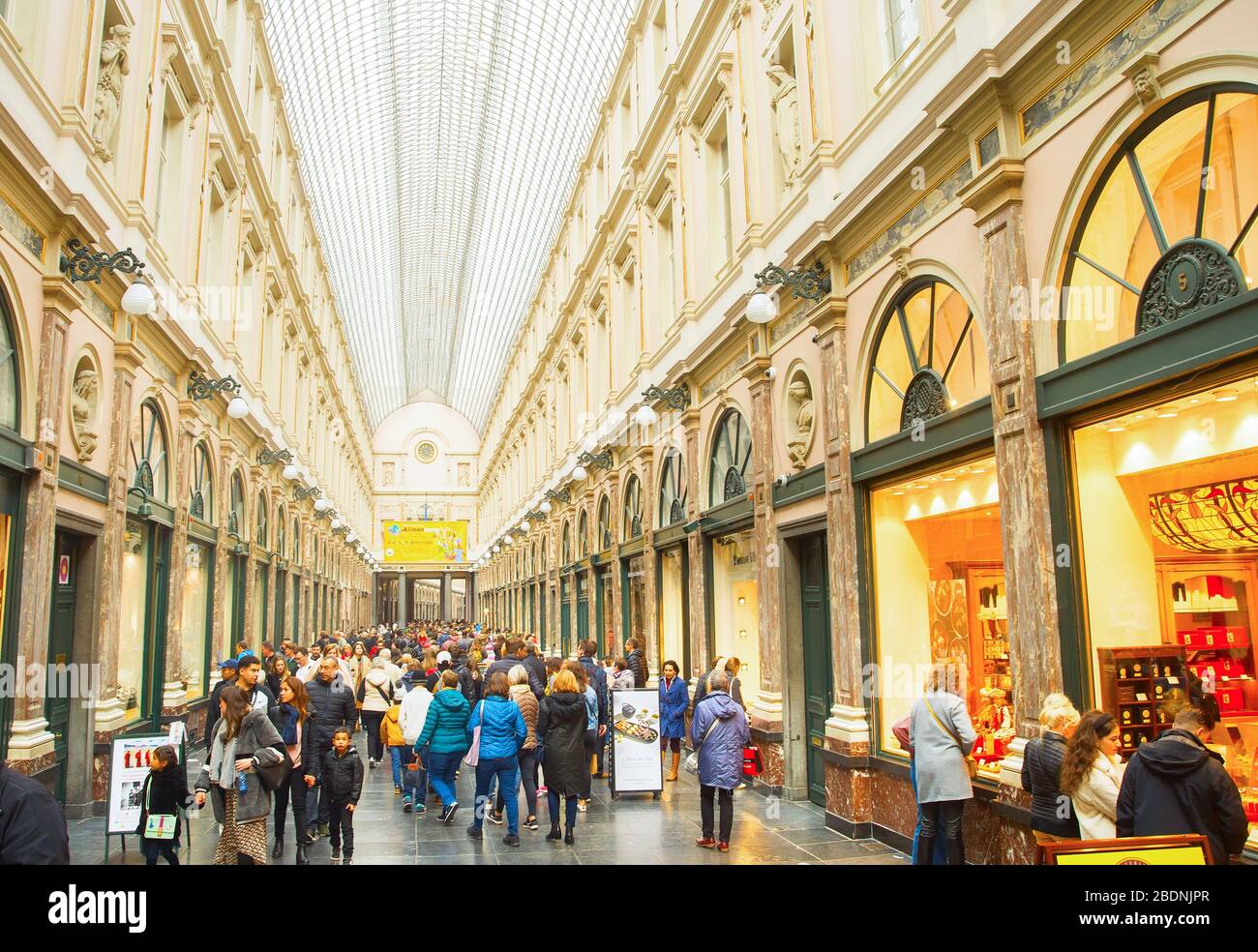 Bruxelles, Belgique - le 5 octobre 2019 : les personnes ayant choisi la bonbons au chocolat à Saint-hubert Galeries. Les Galeries Royales Saint-Hubert sont des centres commerciaux en Banque D'Images