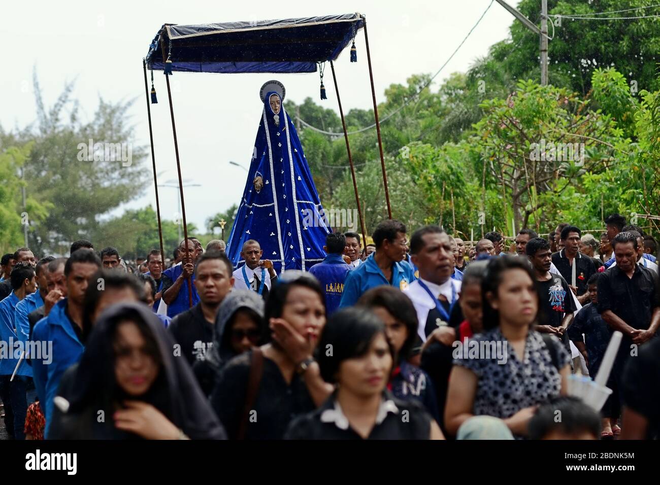 La statue de Tuan Ma (mère Marie) est portée à la cathédrale de Larantuka pendant la procession de Semana Santa (semaine Sainte) le vendredi Saint à Larantuka, en Indonésie. Banque D'Images