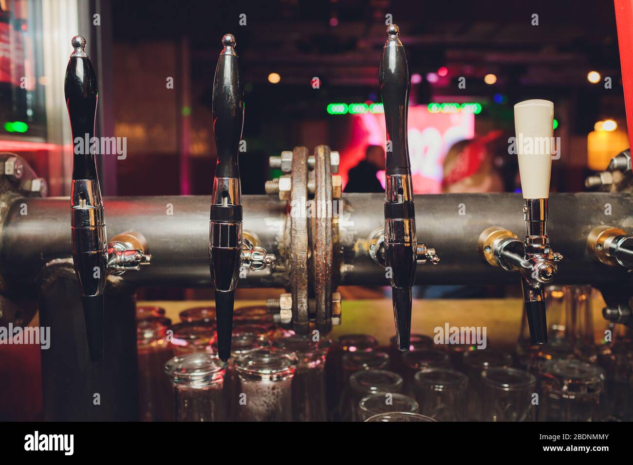 Le comptoir à bar avec bouteilles et appareils pour la distribution de bière. Appareils pour la distribution de bière au bar. N° de publication Le bar du restaurant. Appareils pour Banque D'Images