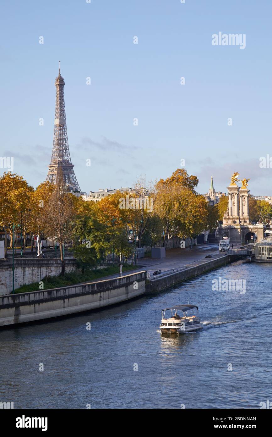 Vue sur la Seine avec bateau, la tour Eiffel et le pont Alexander III lors d'une journée ensoleillée d'automne à Paris Banque D'Images