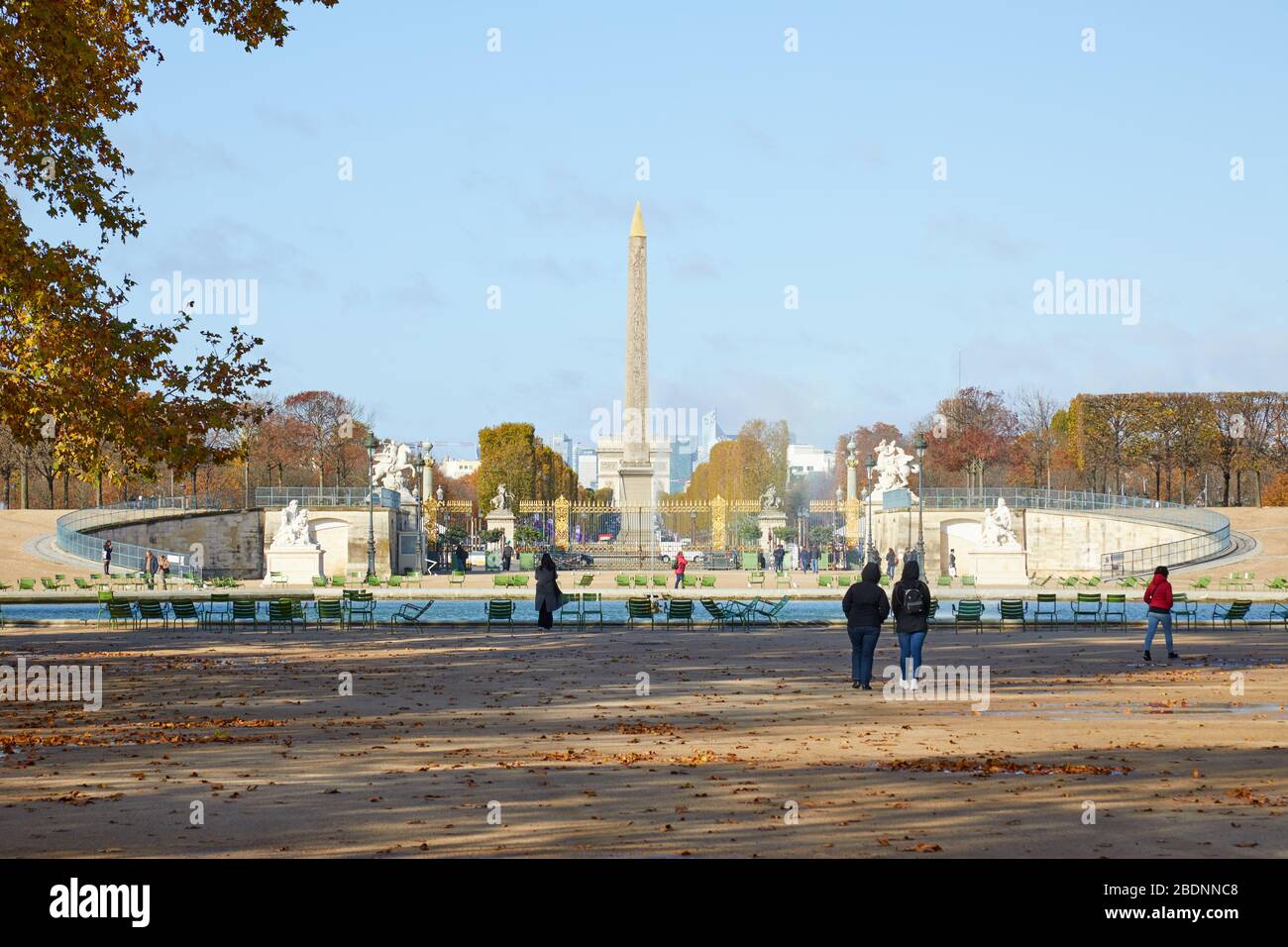 PARIS - 7 NOVEMBRE 2019 : jardin des Tuileries, promenade et vue sur l'obélisque lors d'une journée ensoleillée d'automne à Paris Banque D'Images