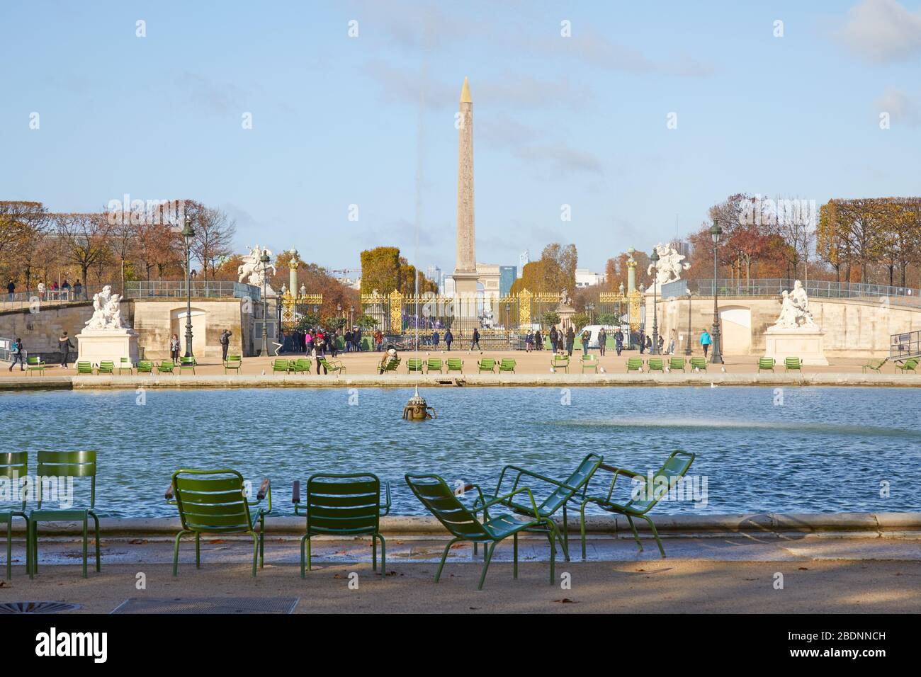 PARIS - 7 NOVEMBRE 2019 : fontaine du jardin des Tuileries et vue sur l'obélisque de la place de la Concorde avec les gens, automne ensoleillé à Paris Banque D'Images