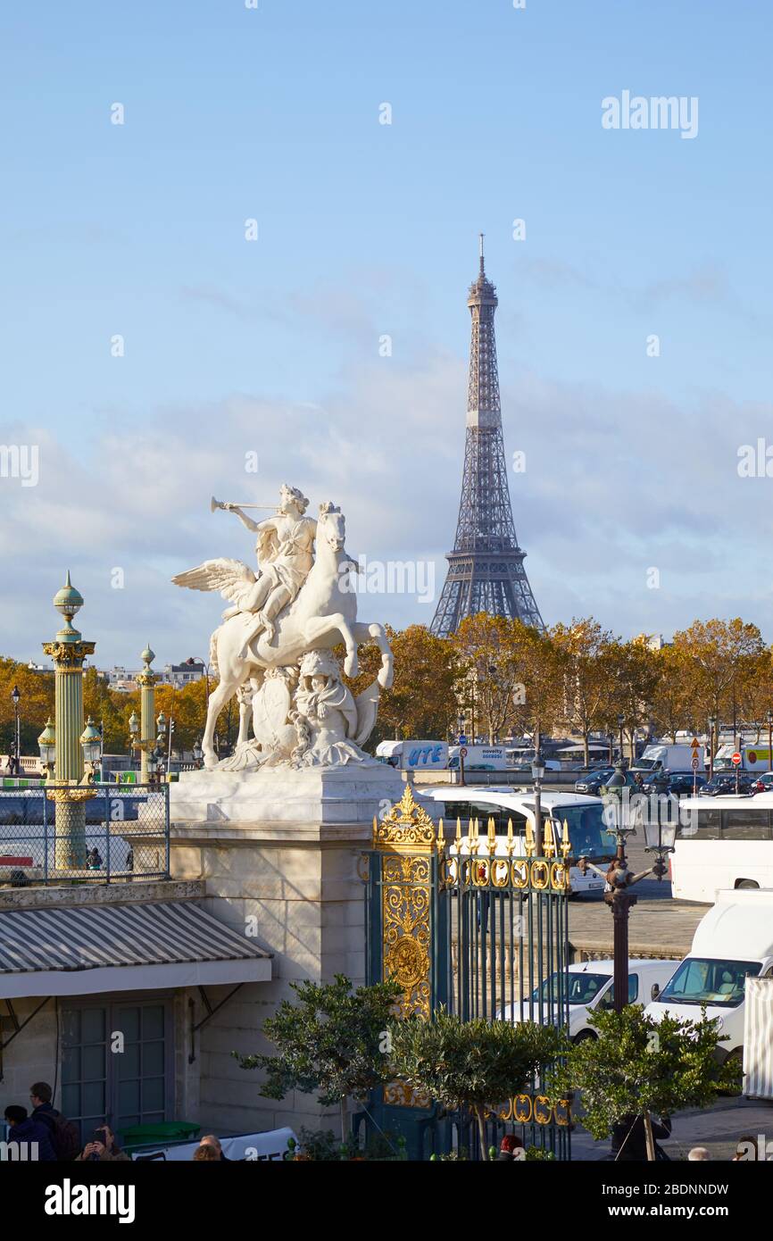 PARIS, FRANCE - 7 NOVEMBRE 2019 : Tour Eiffel et statue blanche sur la porte des Tuileries lors d'une journée ensoleillée d'automne à Paris Banque D'Images