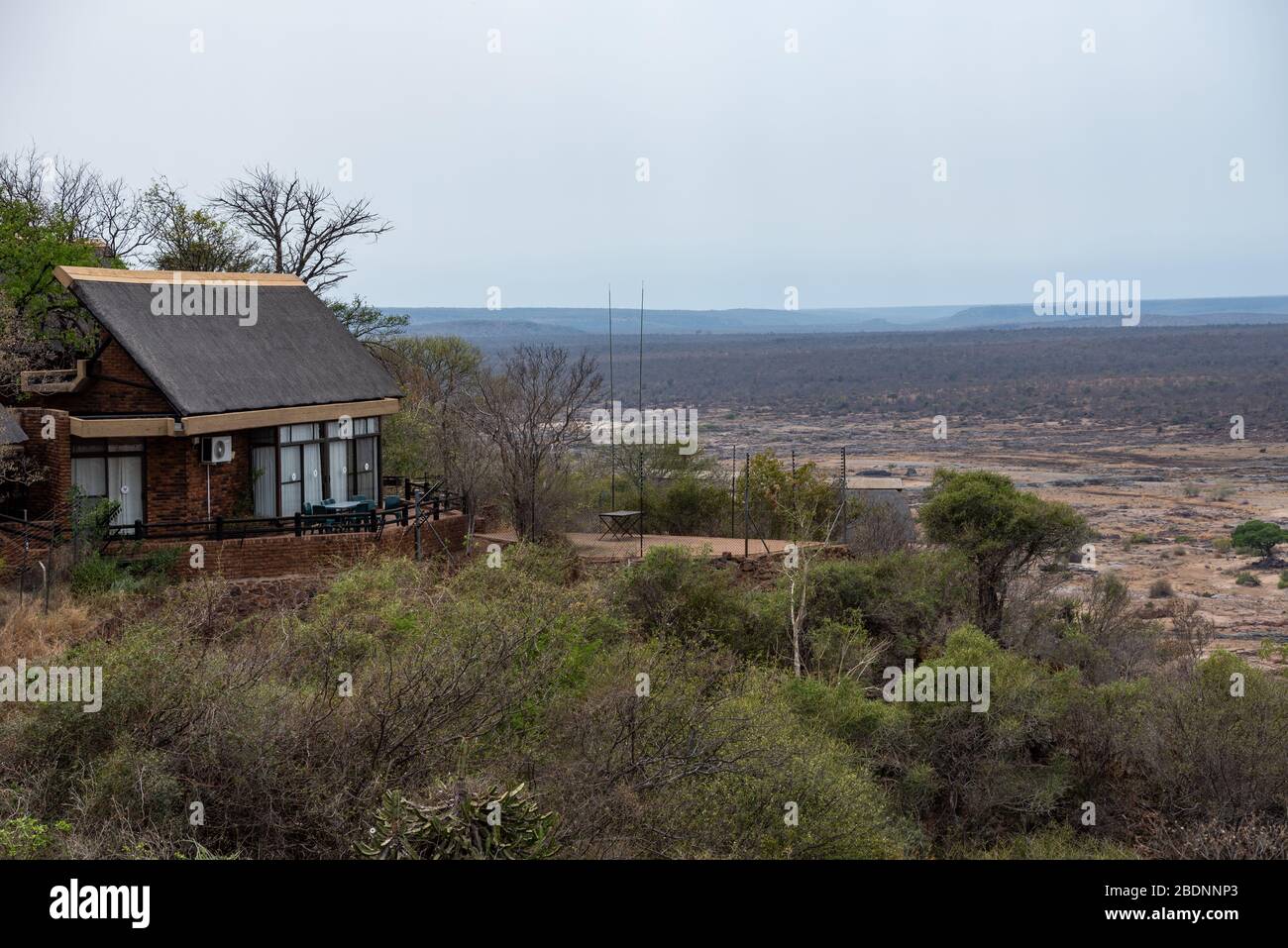 Une maison d'hôtes au camp d'Olifants avec une vue fantastique sur la rivière et le bush environnant Banque D'Images