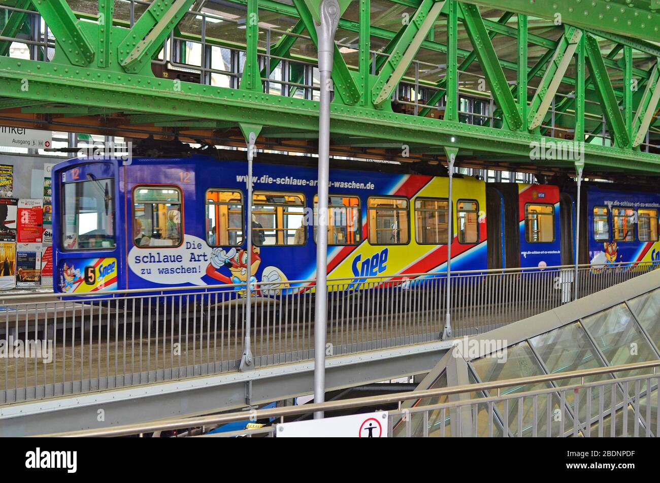 Wuppertal, Rhénanie du Nord-Westphalie, Allemagne - 27 mai 2011 : Public passage train en gare, mode habituel de transport dans la ville Banque D'Images