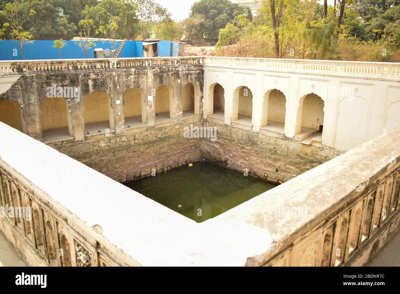 Ancienne antiquité 400 ans ancien puits ouvert.piscine.photo de stock Banque D'Images