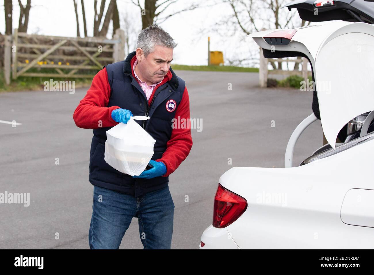Le député de North Warwickshire Craig Tracey livre des colis alimentaires aux habitants de sa circonscription pendant l'écluse de Coronavirus Covid 19 Banque D'Images