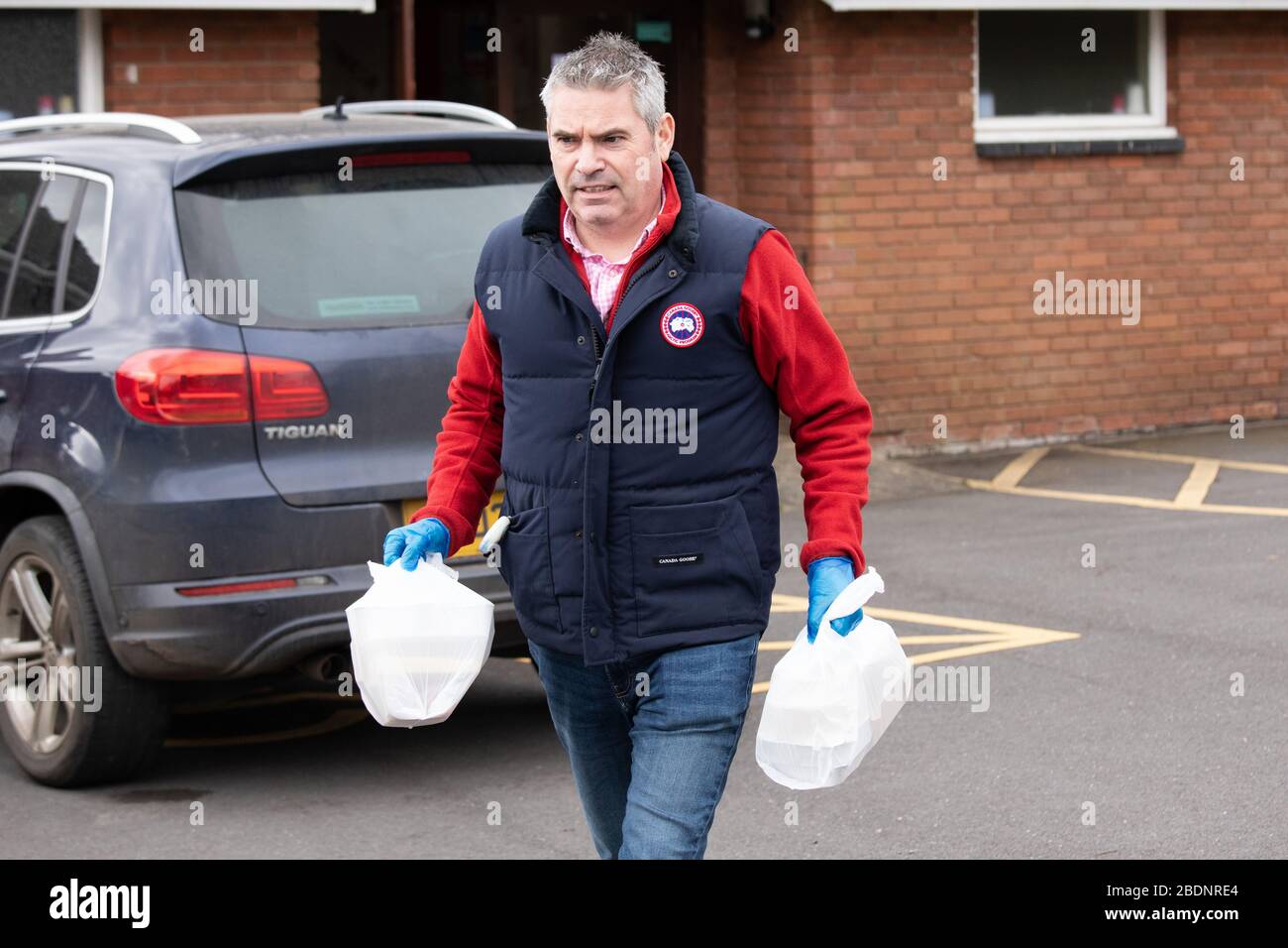 Le député de North Warwickshire Craig Tracey livre des colis alimentaires aux habitants de sa circonscription pendant l'écluse de Coronavirus Covid 19 Banque D'Images