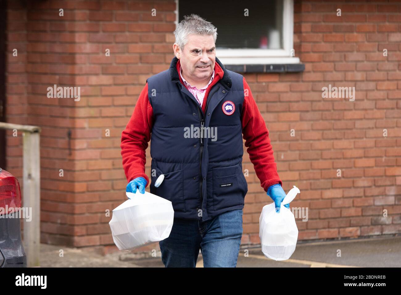 Le député de North Warwickshire Craig Tracey livre des colis alimentaires aux habitants de sa circonscription pendant l'écluse de Coronavirus Covid 19 Banque D'Images