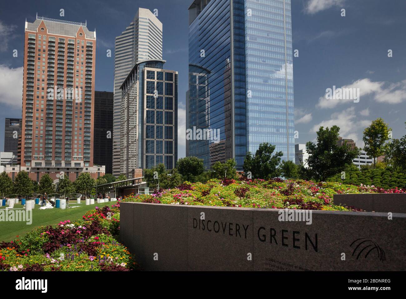 Vue horizontale de certains gratte-ciel du centre-ville depuis le parc urbain public Discovery Green, Houston, Texas Banque D'Images