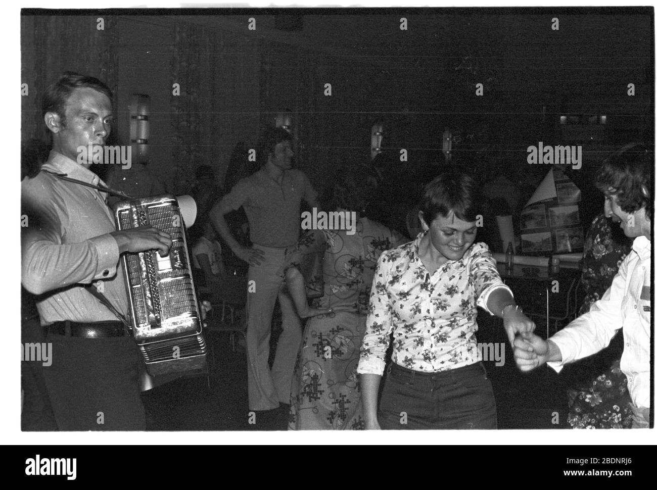 30 novembre 1978, Saxe, Leipzig: Les jeunes et les étudiants d'une brigade étudiante de la Jeunesse allemande libre célèbrent une fête de graduation à la fin des années 1970 et au début des années 1980 avec de la bière et du chant. Date exacte de l'enregistrement inconnue. Photo : Volksmar Heinz/dpa-Zentralbild/ZB Banque D'Images