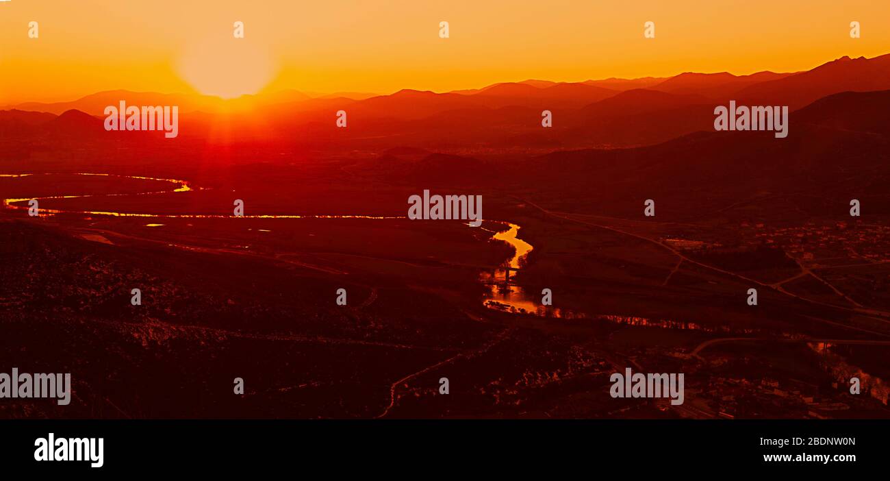 Coucher de soleil doré dans les champs de Larissa, en Grèce centrale, en Europe. Banque D'Images