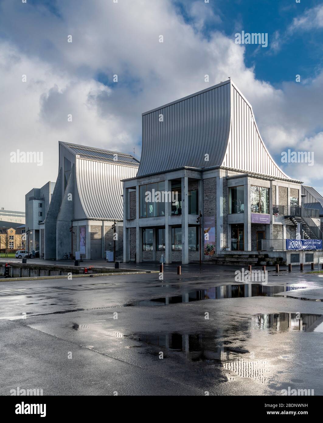 En dehors du magnifique Utzon Center conçu par l'architecte Jørn Utzon - qui a également conçu l'Opéra de Sydney. Terminé en 2008. Aalborg, Danemark. Banque D'Images
