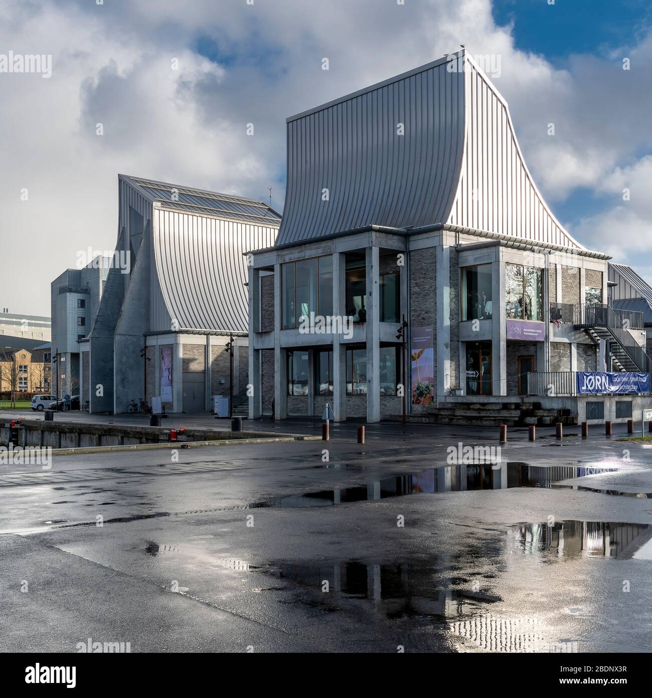 En dehors du magnifique Utzon Center conçu par l'architecte Jørn Utzon - qui a également conçu l'Opéra de Sydney. Terminé en 2008. Aalborg, Danemark. Banque D'Images