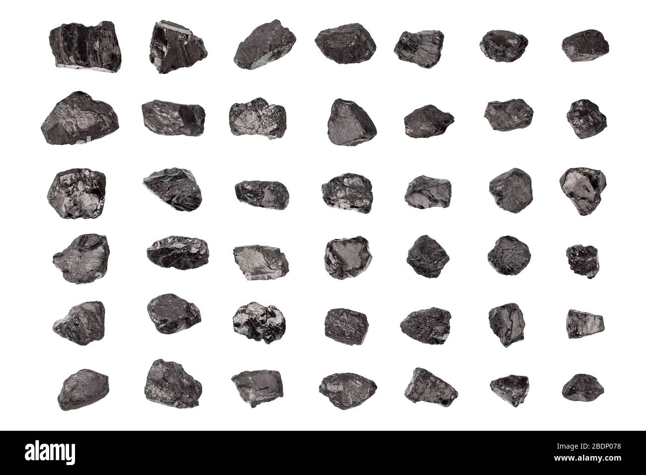 Les pierres de charbon noir ont établi un fond blanc isolé closeup, collecte de pièces de charbon naturel, roche d'anthracite, pépites de mine de charbon brut, groupe d'embers Banque D'Images