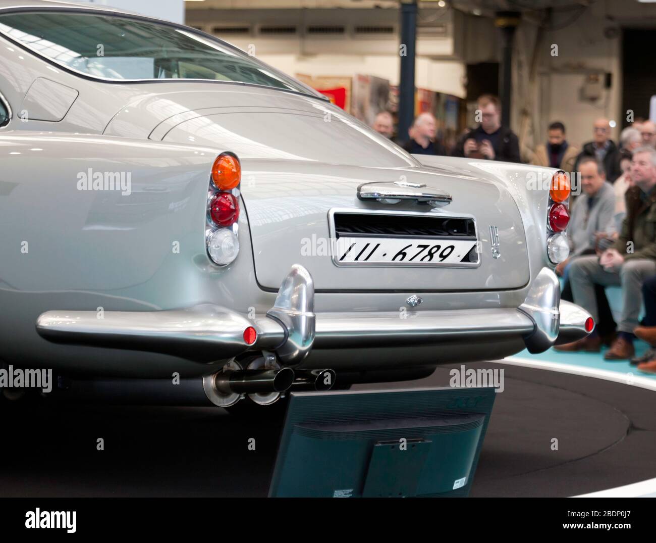 Vue rapprochée des plaques tournantes arrière sur le modèle de continuation Goldfinger d'Aston Martin, lors du salon de voiture classique de Londres 2020 Banque D'Images