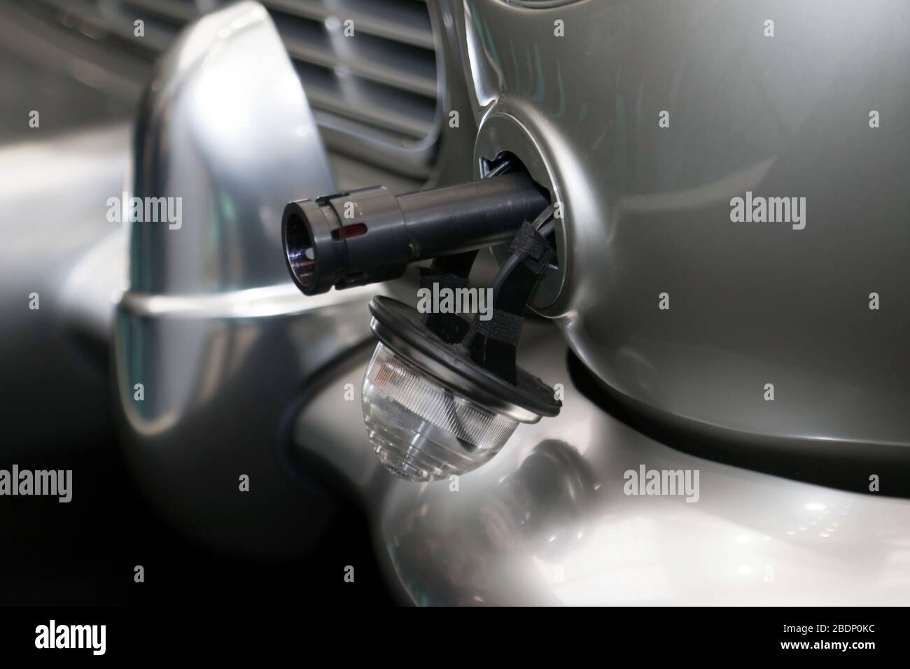 Gros plan sur le pistolet mécanique, émergeant du voyant avant, sur la voiture prototype Goldfinger Aston Martin  -5, lors du salon de voiture classique de Londres 2020 Banque D'Images