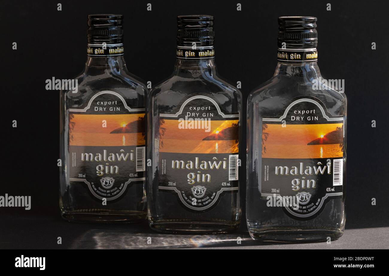 KIEV, UKRAINE - 03 AVRIL 2020: Trois bouteilles de verre de 200 ml de gin Malawi restant près l'une de l'autre sur un fond sombre. Un ressortissant malawian africain Banque D'Images