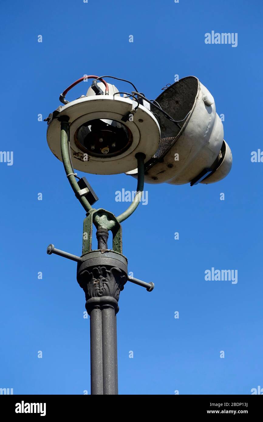 Lampe de rue à Berlin endommagée par le vandalisme Banque D'Images